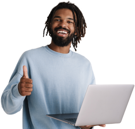 Homem negro, de dreads e barba, sorrindo, dando um "joinha" e segurando um notebook
