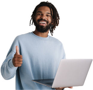 Homem negro, de dreads e barba, sorrindo, dando um "joinha" e segurando um notebook