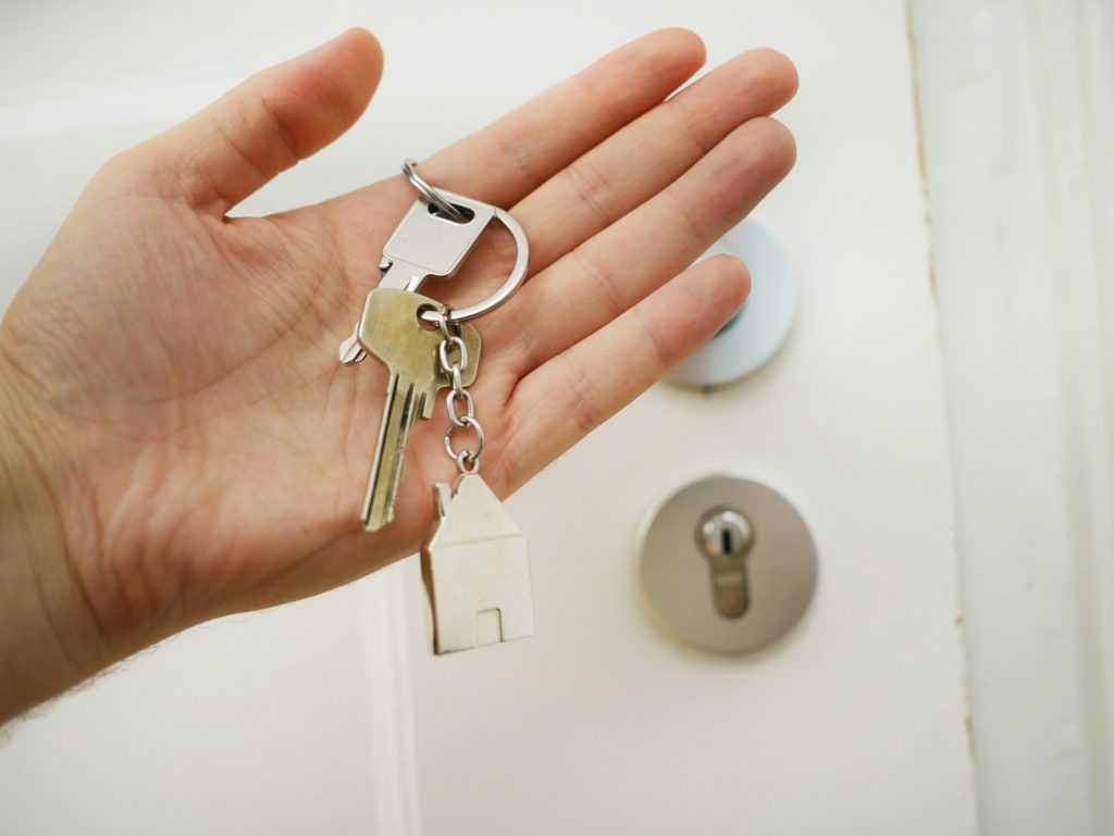 Mãos seguram chave de casa após escritura de compra e venda do imóvel