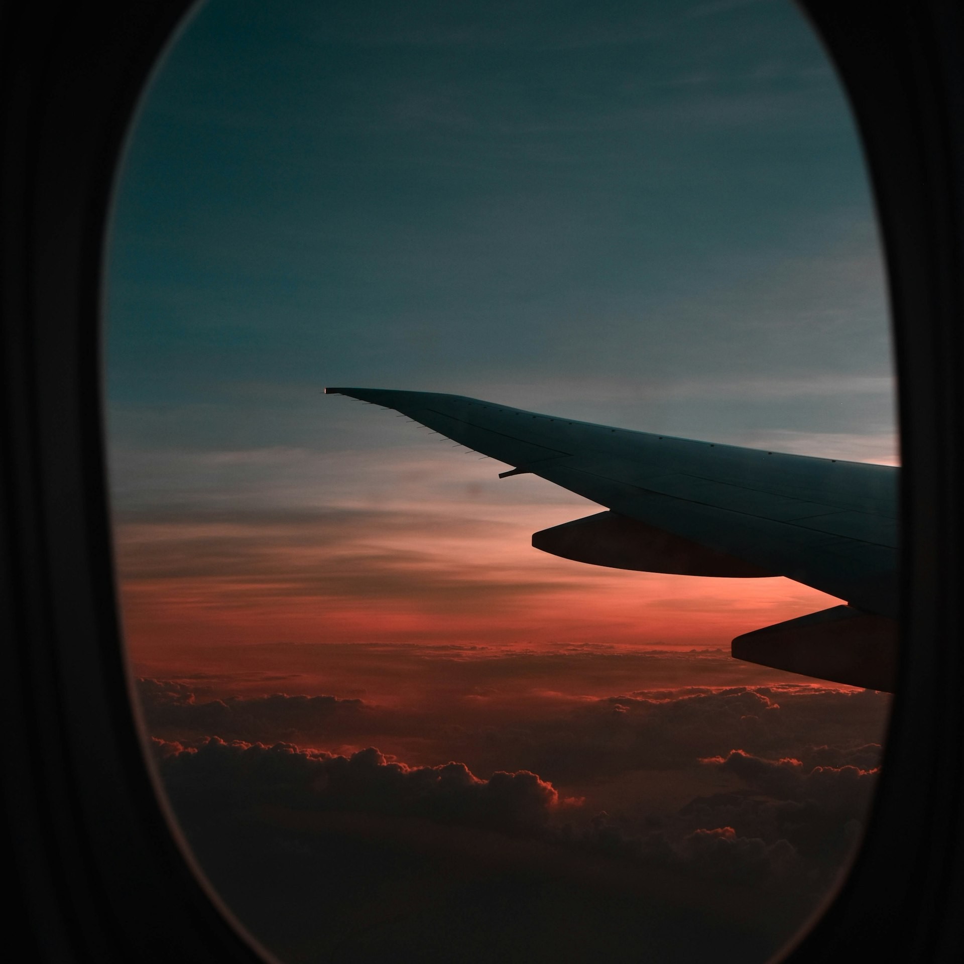 Vista pela janela de um avião durante a hora dourada