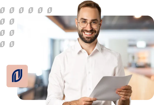 Homem de óculos segurando uma certidão, sorrindo e olhando para a frente.