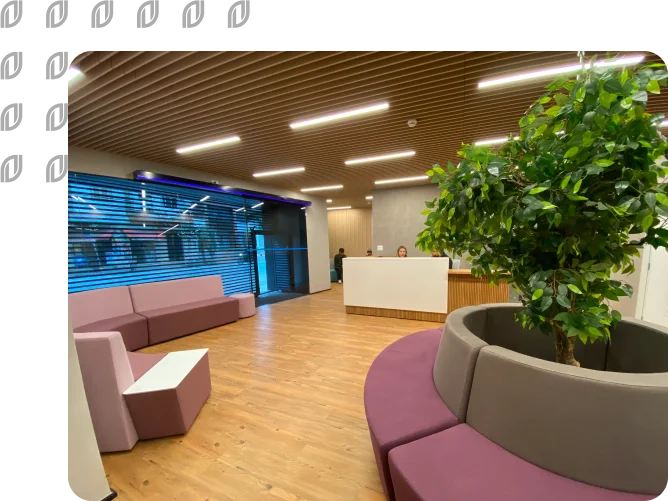 Recepção do 20º Cartório de Notas Itaim com diversas opções de local para sentar dispostos de forma circular.