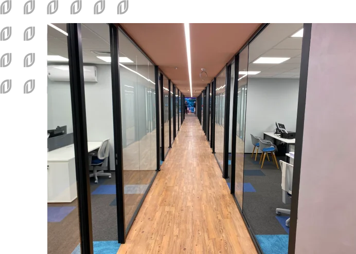 Corredor no interior do 20º Cartório de Notas Itaim. Há várias salas com portas de vidro.