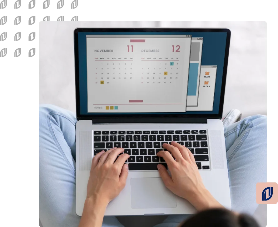 Visão em primeira pessoa de um notebook no colo com uma tela para agendamento.