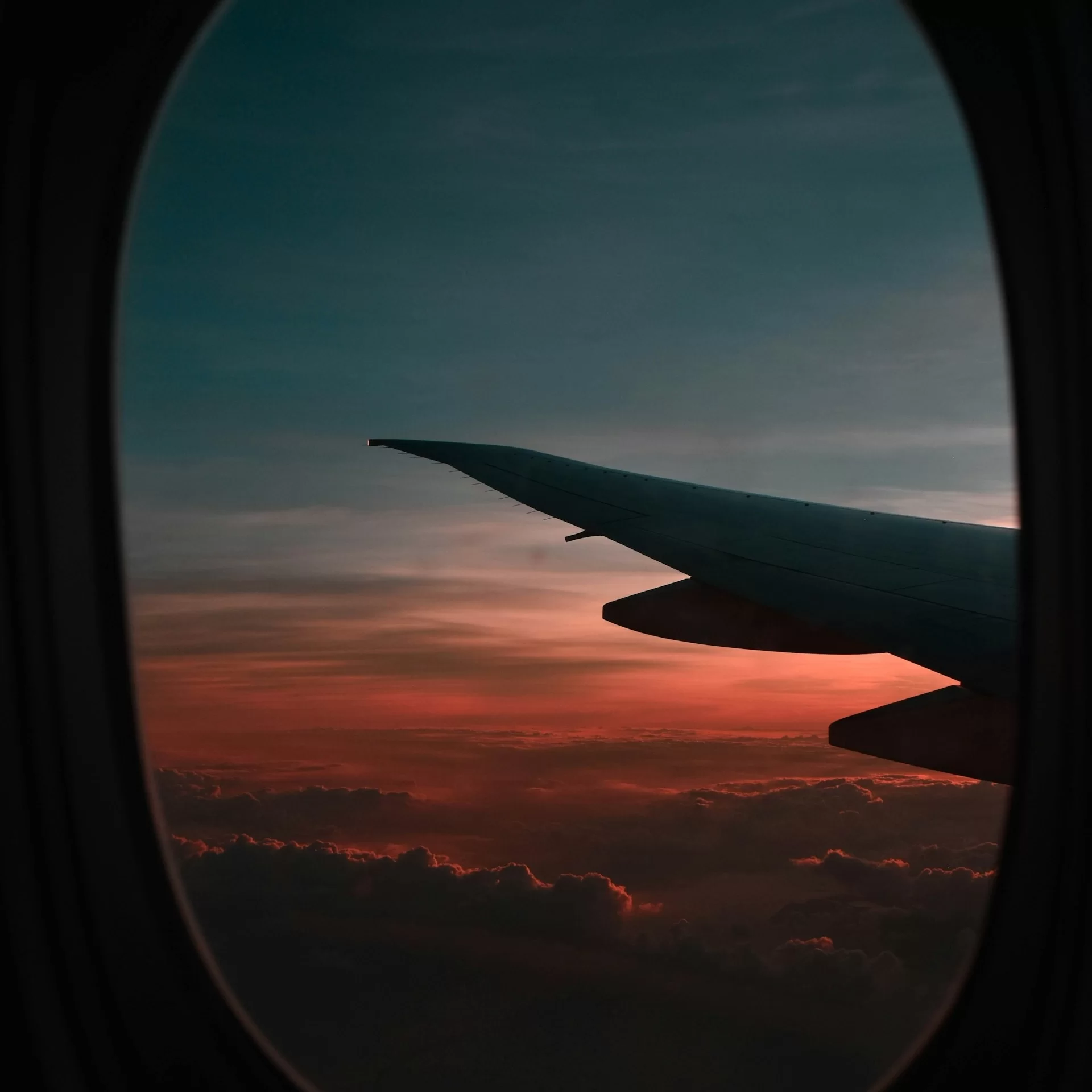 Vista pela janela de um avião durante a hora dourada